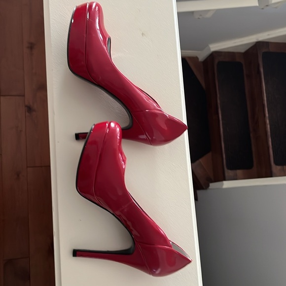 Lipstick red shoes for days that you need to stay seated at the office - Picture 6 of 6
